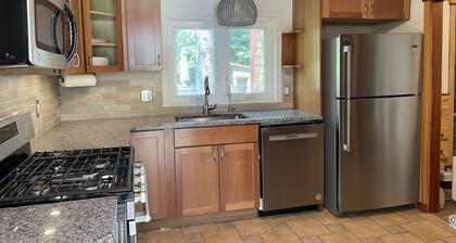 Cozy Cottage - remodeled, patio, deck, game room, overlooking river.