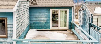 Ski-in/ski-out mountainside townhouse w/fireplace, fast WiFi, washer/dryer