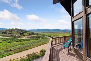 Terrace/patio - Mountain Home: Hot Tub, Views, Chef's Kitchen, Pet-Friendly. Unforgettable Stay! (Granby)