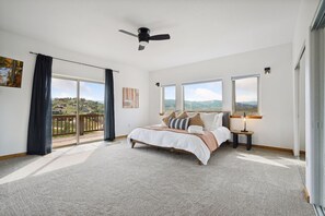 5 bedrooms, desk, iron/ironing board, free WiFi - Mountain Home: Hot Tub, Views, Chef's Kitchen, Pet-Friendly. Unforgettable Stay! (Granby)