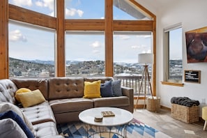 Smart TV, ping pong, books, stereo - Mountain Home: Hot Tub, Views, Chef's Kitchen, Pet-Friendly. Unforgettable Stay! (Granby)