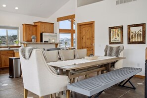Dining - Mountain Home: Hot Tub, Views, Chef's Kitchen, Pet-Friendly. Unforgettable Stay! (Granby)