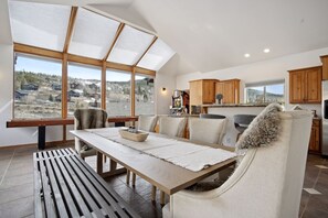 Dining - Mountain Home: Hot Tub, Views, Chef's Kitchen, Pet-Friendly. Unforgettable Stay! (Granby)