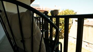 Deluxe Room, 1 Queen Bed | Balcony