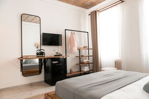 Habitación Deluxe, 1 cama de matrimonio | Ropa de cama de alta calidad, minibar, caja fuerte y escritorio