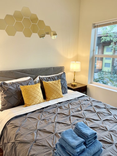 ANAHEIM 3BDR TOWNHOUSE GARAGE 2 CARS