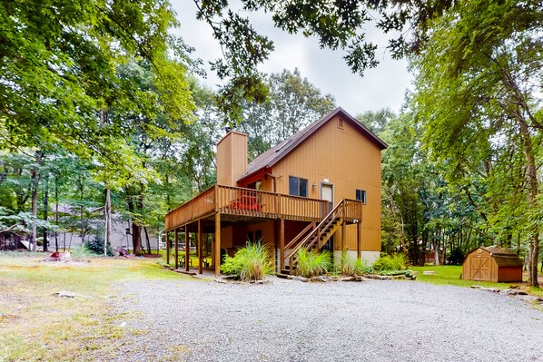 Exterior - All-season hideaway with alfresco deck, views, game table & pool access (Jim Thorpe)