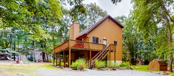 All-season hideaway with alfresco deck, views, game table & pool access