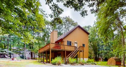 All-season hideaway with alfresco deck, views, game table & pool access