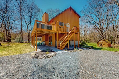 All-season hideaway with alfresco deck, views, game table & pool access