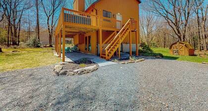 All-season hideaway with alfresco deck, views, game table & pool access