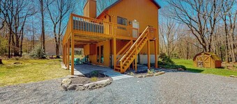 All-season hideaway with alfresco deck, views, game table & pool access