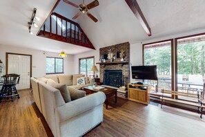 TV, fireplace, video games, foosball - All-season hideaway with alfresco deck, views, game table & pool access (Jim Thorpe)