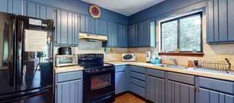 All-season hideaway with alfresco deck, views, game table & pool access