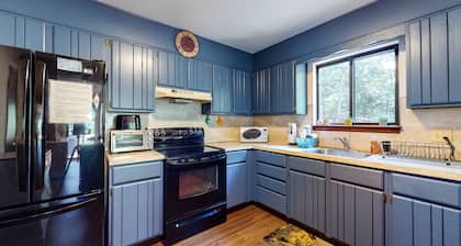 All-season hideaway with alfresco deck, views, game table & pool access