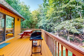 Outdoor dining - All-season hideaway with alfresco deck, views, game table & pool access (Jim Thorpe)