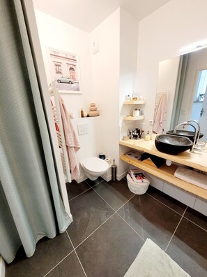 Badewanne, Handtücher, Seife, Toilettenpapier