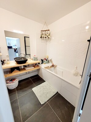 Baignoire, serviettes fournies, savon, papier toilette