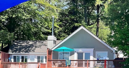 Beautiful Waterfront Cottage With a HOT TUB For Your Family Getaway!