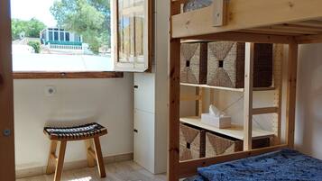 Dormitorio compartido, solo para mujeres | Caja fuerte, wifi gratis, ropa de cama