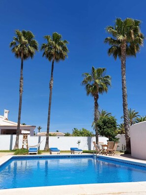 حمّام سباحة خارجي