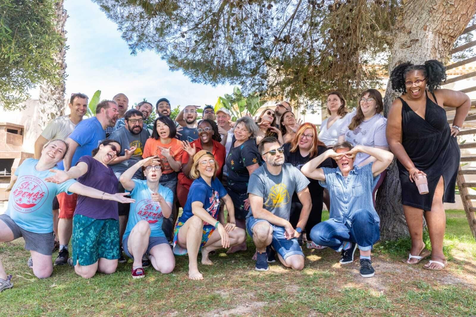 Eine Gruppe von Personen posiert draußen, vermutlich bei einer Veranstaltung oder einem Treffen.