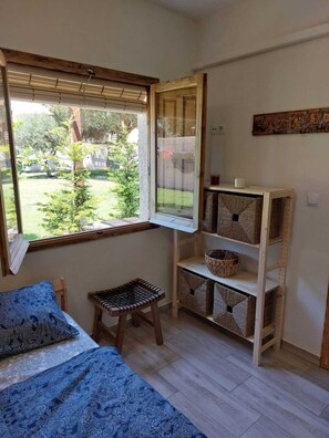 خزنة داخل الغرفة وواي فاي مجانًا وملاءات أسرّة