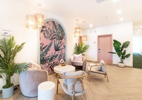 Área de estar no saguão