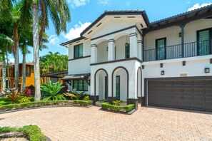 Exterior - Tropical Paradise deluxe villa (Miami)