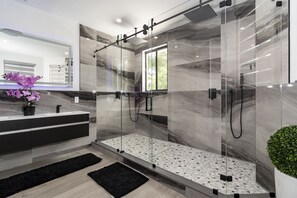 Shower, hair dryer, towels, soap - Tropical Paradise deluxe villa (Miami)
