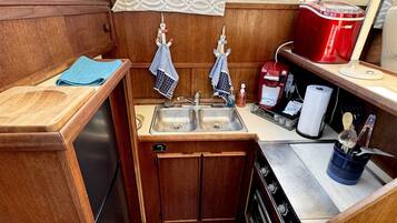 Réfrigérateur, micro-ondes, cafetière/bouilloire, grille-pain