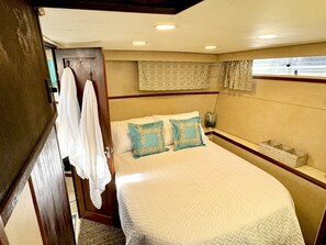 2 bedrooms, free WiFi, bed sheets - Luxury Chris Craft Yacht On the Beautiful St. John's River in Sanford (Sanford)