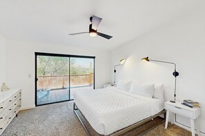 3 bedrooms, iron/ironing board, Internet, bed sheets - Gorgeous private home w/ private pool & hot tub, large yard & amazing views (Tucson)