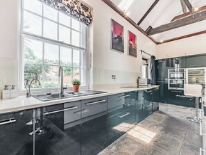 Oppvaskmaskin og høy barnestol