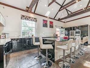 Oppvaskmaskin og høy barnestol