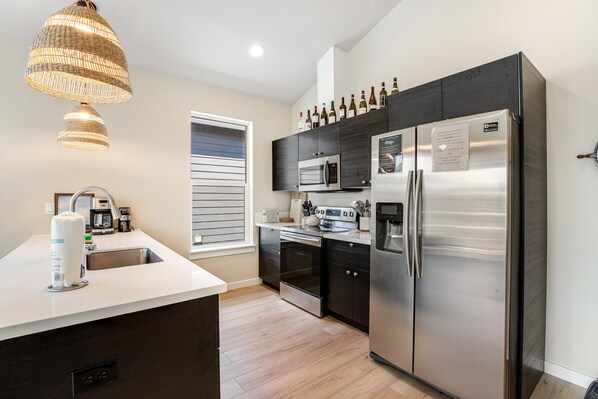 Refrigerador, microondas, horno y parrilla de estufa 