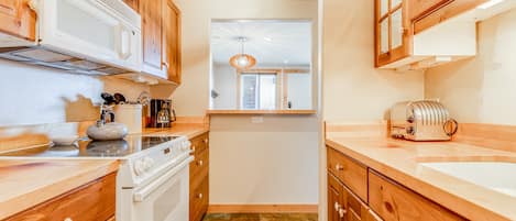 Een koelkast, een magnetron, een oven, een kookplaat