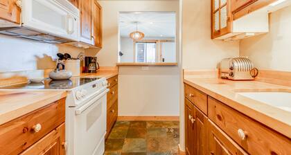 Second-floor condo 1/2 mile to lifts with ski shuttle, pool, hot tubs & tennis