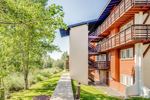 Second-floor condo 1/2 mile to lifts with ski shuttle, pool, hot tubs & tennis