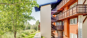 Second-floor condo 1/2 mile to lifts with ski shuttle, pool, hot tubs & tennis