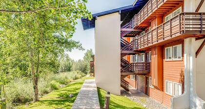 Second-floor condo 1/2 mile to lifts with ski shuttle, pool, hot tubs & tennis