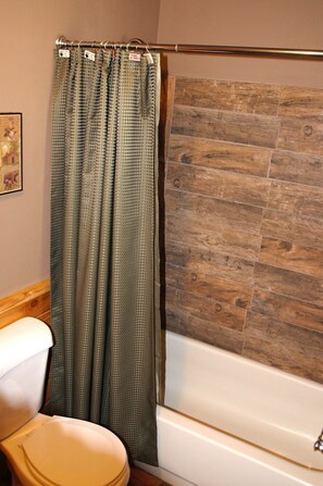 Combined shower/tub, towels - 02) The Hunting Cabin (Bayfield)