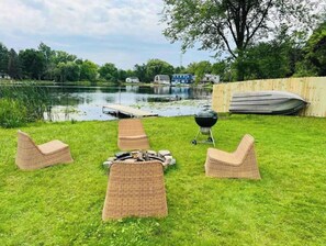 Property grounds - Up North feel in Clarkston, Lake cabin with kayaks (Clarkston)