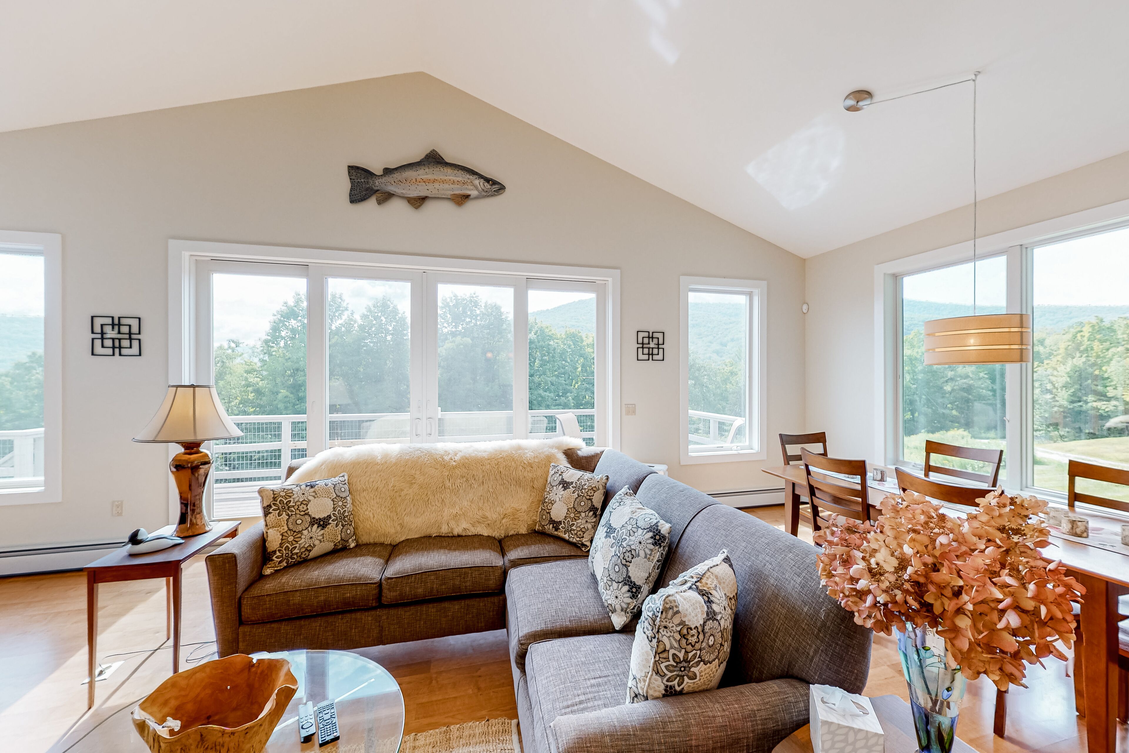 Gorgeous river access home with kayaks, balcony, full kitchen, & washer/dryer