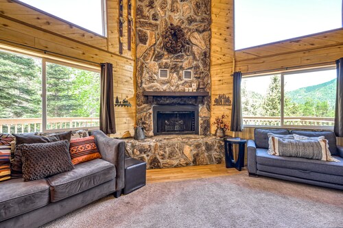 Amazing A-frame with mountain-view deck - walk to lifts, fireplace, dog-friendly