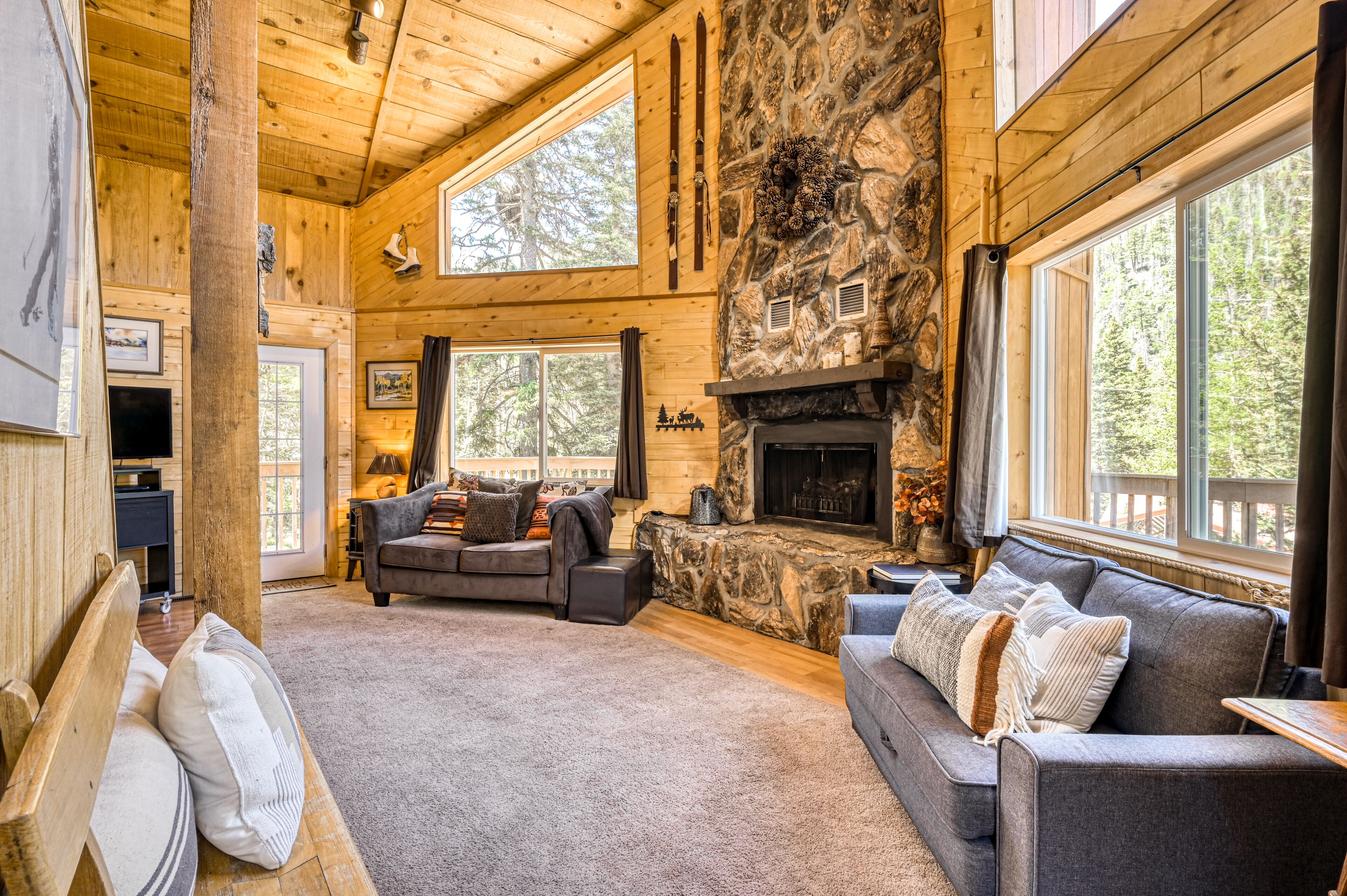Amazing A-frame with mountain-view deck - walk to lifts, fireplace, dog-friendly