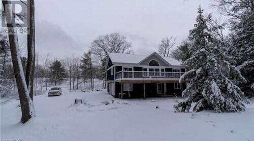 Muskoka Gem on 5 Acres of Enchanted Forest w/Panoramic Sauna!