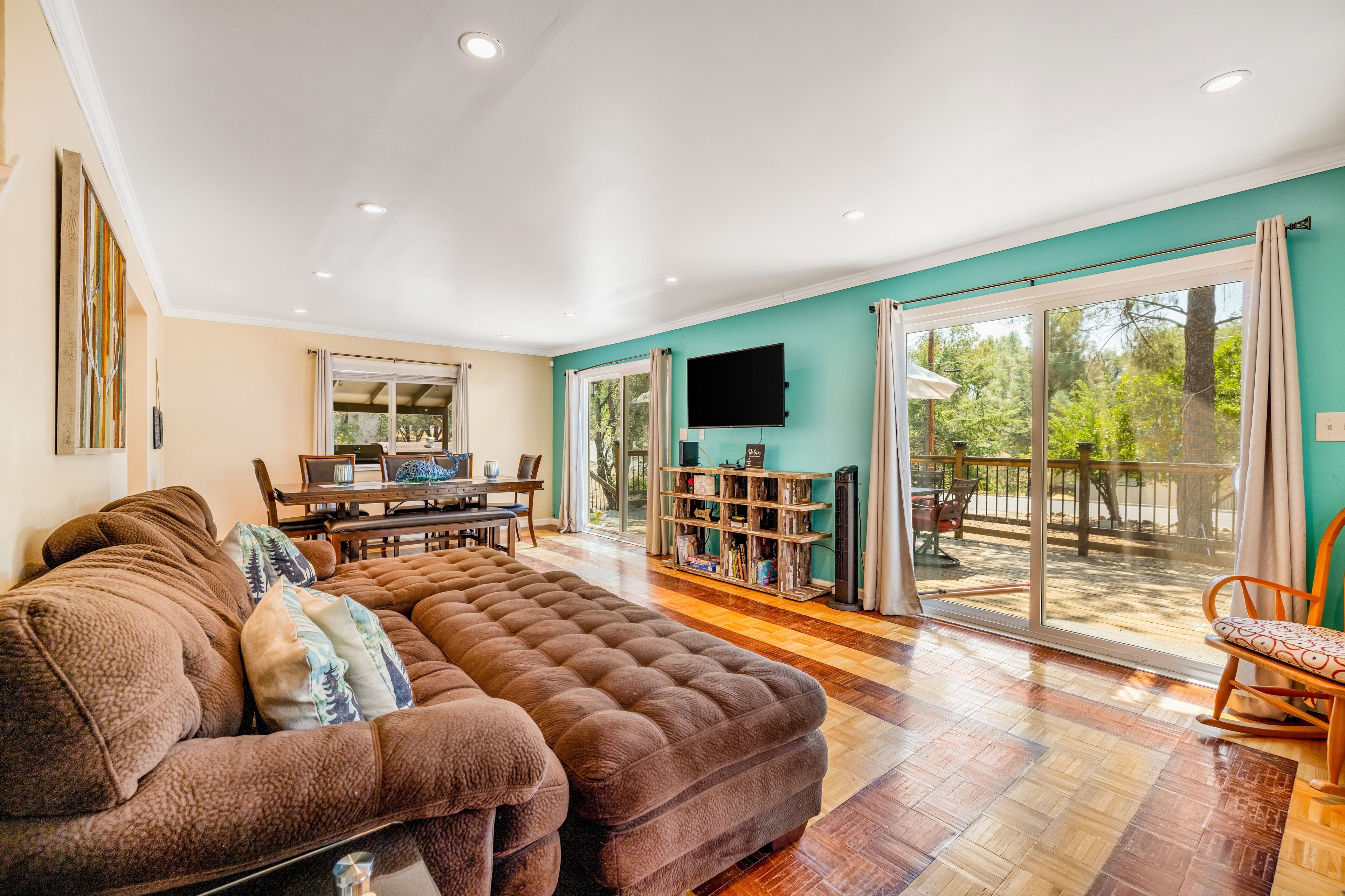 Dog-friendly getaway near Yosemite with fast WiFi, furnished deck, & private W/D