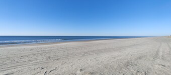 Family & Pet Friendly Beach Home - Main Floor Only