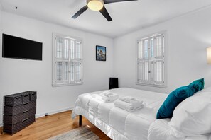 2 bedrooms, desk, WiFi, bed sheets - Cozy Midtown retreat with skyline views, private yard, deck, firepit, & W/D (Atlanta)